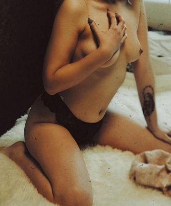 Мне есть что предложить и чем удивить тебя. Встреча со мной станет настоящим притяжением, где эмоции и наслаждение не будет знать границ. Я опытная и знающая в сексе, так что ты останешься довольным по полной программе. Забудь обо всем и погрузись в мир удовольствия со мной. А еще у меня есть отличные отзывы и фото в профиле – уверяю, я еще сексуальнее и красивее в реальной жизни.
И не забудь, что я живу в Москве. Так что, давай скорее встретимся и растворимся в нашей страсти. 💋🔥 10143, 20 лет